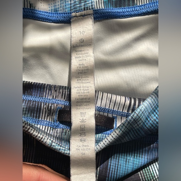 Lululemon Athletica Blue and Black Patterned Leggings - Picture 3 of 6